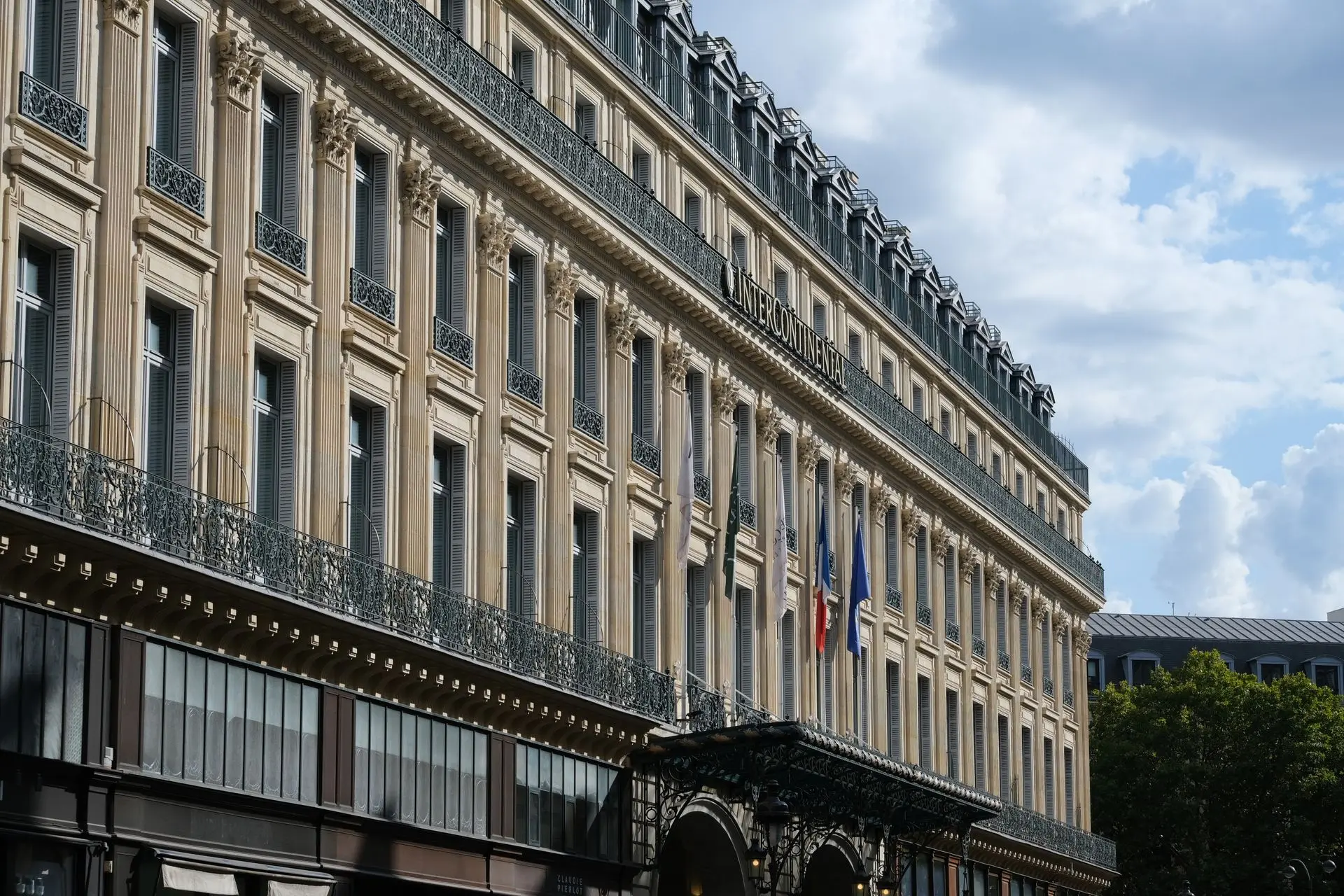 Façade d'un hôtel de luxe parisien