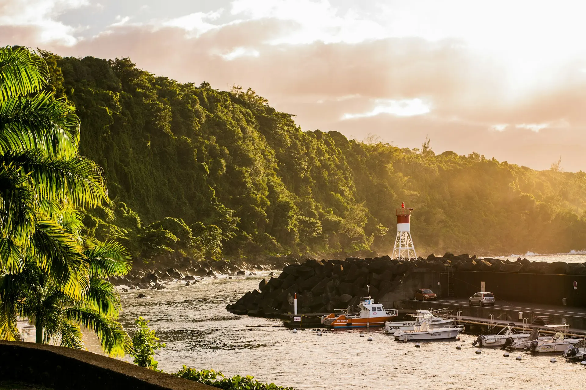 Port et phare au coucher du soleil à La Réunion