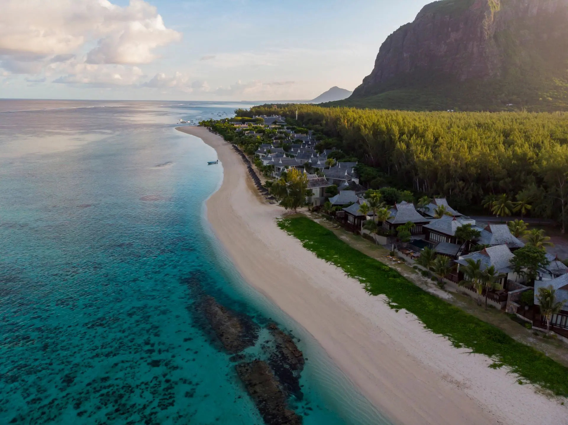 Hôtel en bord de plage à l'île Maurice vu par drone