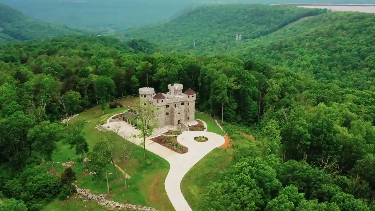 Château au milieu de la forêt vu par drone