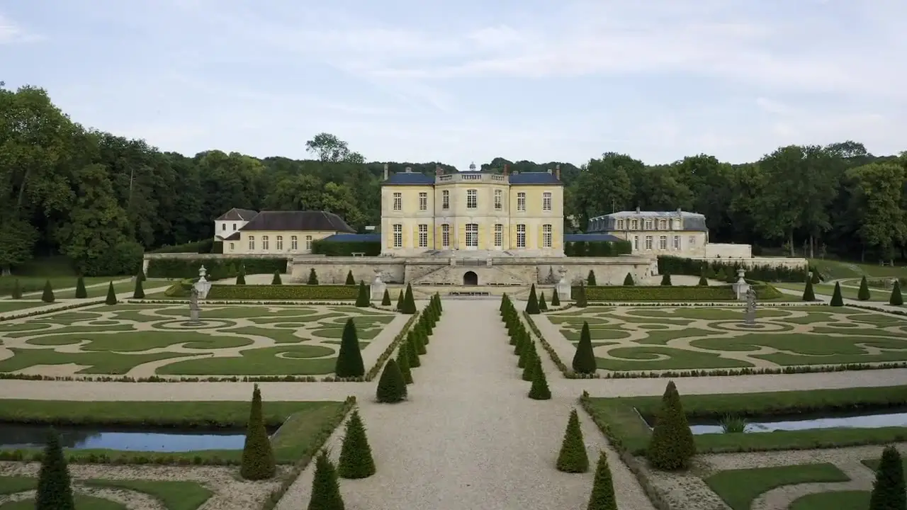 Château et jardins à la française filmés par drone