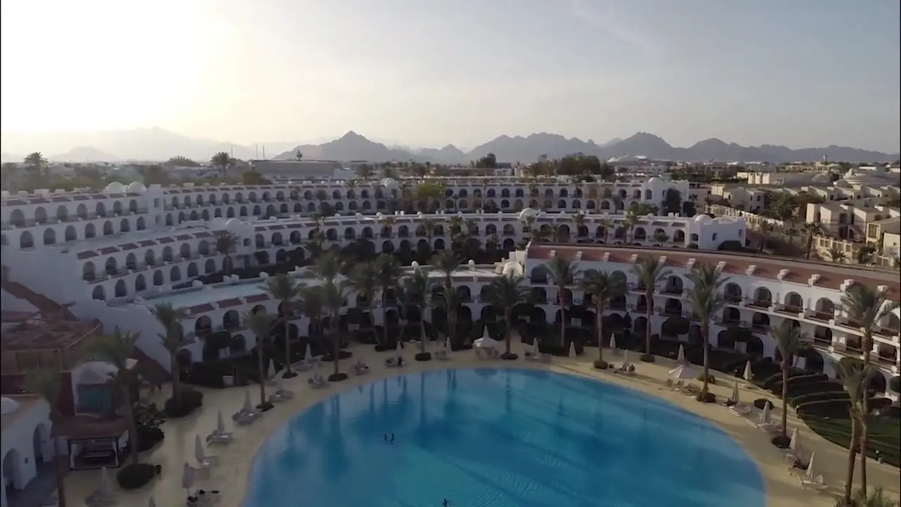 Complexe hôtelier et sa piscine vus par drone