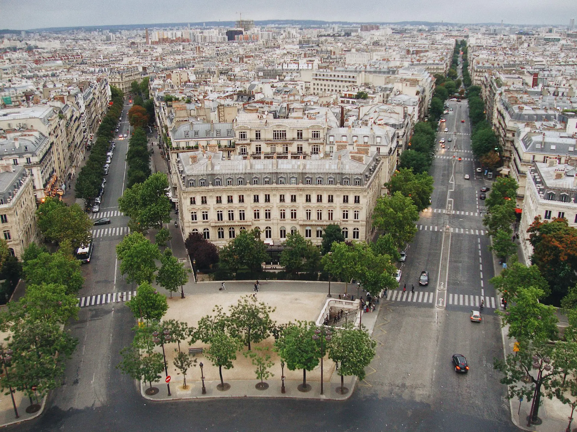 Vue aérienne par drone d'une avenue parisienne et de ses immeubles haussmanniens