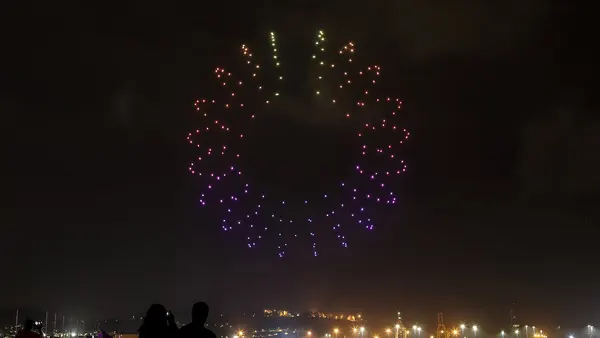 Spectacle de drones lumineux dans le ciel nocturne