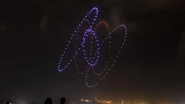 Figure dessinée par des centaines de drones lumineux la nuit