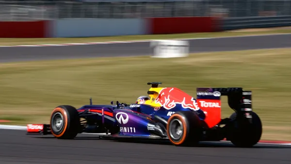 Monoplace Red Bull Racing lancée à pleine vitesse à Silverstone