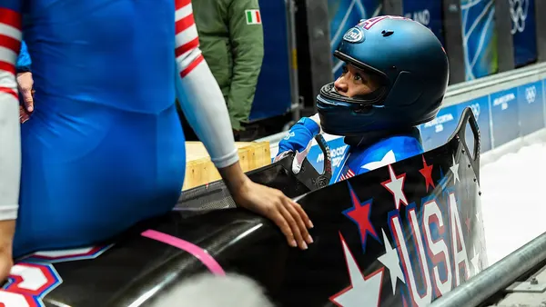 Équipage de bobsleigh au départ aux JO de Milan-Cortina 2026