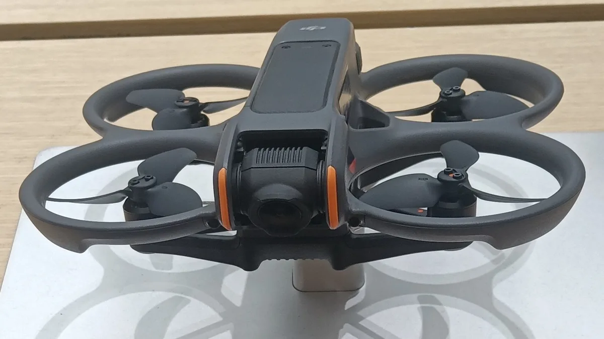 Drone FPV DJI Avata posé sur un présentoir