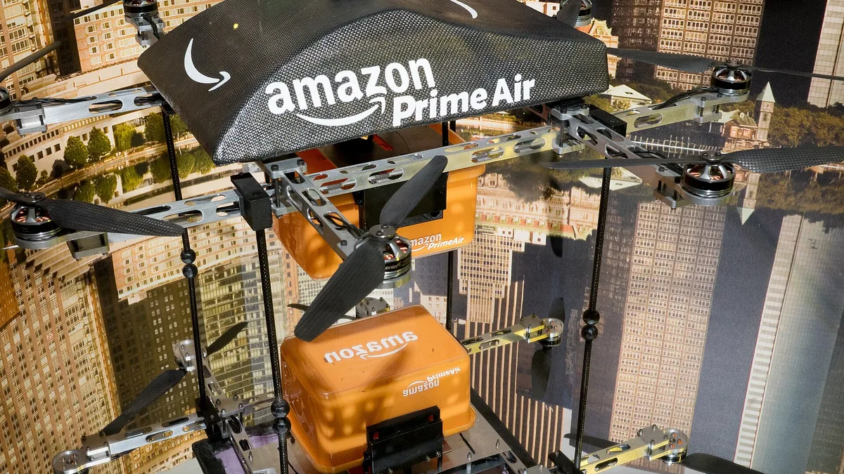 Drone de livraison Amazon Prime Air avec son colis