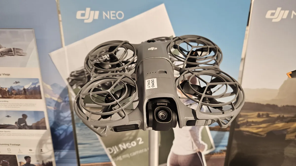 Drone DJI Neo 2 exposé en magasin devant des affiches DJI Neo