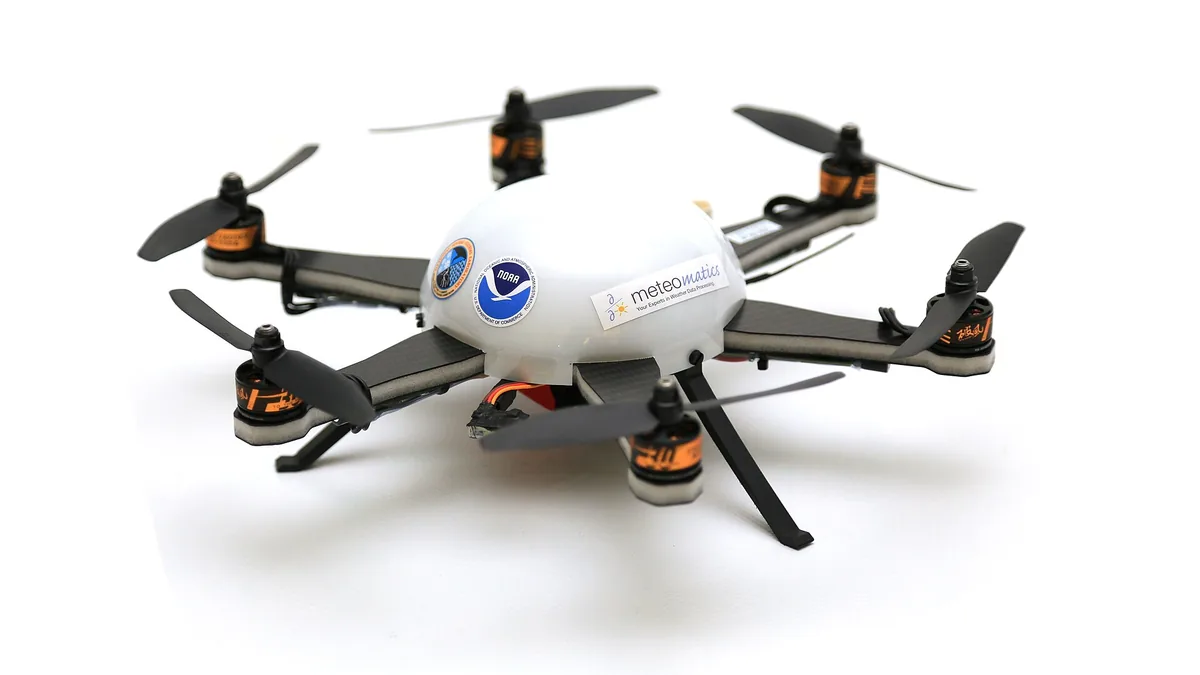 Drone météo Meteodrone de Meteomatics posé sur fond blanc